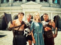 Sketch History - Neues von gestern – Die Gladiatoren Titus (Carsten Strauch, l.), Juba (Alexander Schubert, 2.v.l.) und Dionysios (Paul Sedlmeir, r.) stehen vor ihrer größten Herausforderung. Wie sollen sie Onira (Judith Richter, 2.v.r.) klar machen, dass ihr Mann in der Arena von einem Löwen zerfetzt wurde?