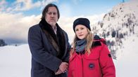 Der Pass – Raufen sich im Laufe des Falles zusammen: Gedeon Winter (Nicholas Ofczarek) und Ellie Stocker (Julia Jentsch).
