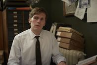 Der junge Inspektor Morse – Endeavour Morse (Shaun Evans) ermittelt in dem Fall des ermordeten Adrian Weiss. Die vermeintliche Tatwaffe - ein alter indischer Dolch - macht ihn stutzig.