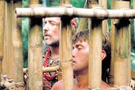 Apocalypse Now – Ein Kriegsreporter (Dennis Hopper - links) versucht, so nah wie möglich an Colonel Kurtz heranzukommen, wobei ihm Willard (Martin Sheen - rechts) helfen könnte. Daher hilft er Willard, frei zu kommen.
