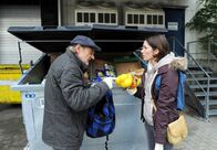 Rote Rosen – ARD ROTE ROSEN FOLGE 1864 Uhr im ERSTEN. Hannes (Claus Dieter Clausnitzer, l.) und Eliane (Samantha Viana, r.) suchen nach verwertbaren Lebensmitteln im Müllcontainer eines Supermarktes.