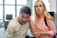 SOKO Donau – Gruppeninspektorin Penny Lanz (Lilian Klebow) hilft dem niedergeschlagenen Bezirksinspektor Klaus Lechner (Andreas Kiendl) nach dem Angriff von Pichler auf die Beine.