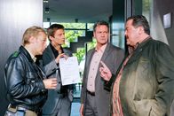 Die Rosenheim-Cops – Die Rosenheim-Cops Michael Mohr (Max Müller, l.), Sven Hansen (Igor Jeftic, 2.v.l.), und Korbinian Hofer (Joseph Hannesschläger, r.) präsentieren Fabian Seydel (Stephan Benson, 2.v.r.), einen Durchsuchungsbefehl.