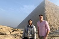 Der Fall Tutanchamun – Archäologin Raksha Dave und Historiker Dan Snow vor den Pyramiden in Ägypten.