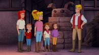 Bibi und Tina – Bibi (3.v.l.) und Tina (l.) bitten Holger (r.), sich um die jungen Ferienkinder zu kümmern.