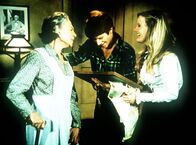 Die Waltons – Großmutter (Ellen Corby, l.) hat Cindy (Leslie Winston, r.) und Ben (Eric Scott, M.) ein Hochzeitsgeschenk überreicht, um zu beweisen, dass keiner der Waltons dem jungen Paar gegenüber Vorurteile hat.