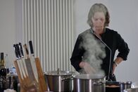 Landfrauenküche – Simone Stahl ist die jüngste der Landfrauen. Gemeinsam mit ihrem Mann betreibt sie in Auernhofen einen Winzerhof. Ihre Weine haben auch schon international Preise gewonnen. Simone arbeitet in allen Bereichen des Betriebs mit, ihre Stärken kann sie aber besonders im Management ausspielen. Ihr Organisationstalent hilft ihr auch dabei, als junge Mutter von Zwillingen Hof und Familie unter einen Hut zu bringen.