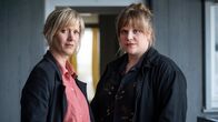 Tatort – Die beiden Kommissarinnen Martina Bönisch (Anna Schudt, links) und Rosa Herzog (Stefanie Reinsperger, rechts) schauen sich in der Gerbersiedlung um.