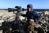 Wanderungen im Tierreich – Steeple Jason, Falkland Islands: NGT Phantom Cameraman Andy Casagrande filming albatross fledglings.