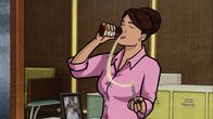 Archer – Während sich Archer und Lana um einen neuen Fall kümmern müssen, will Malory das ISIS Büro in eine grüne Oase verwandeln. Wird ihre Sekretärin Cheryl (Bild) sie dabei unterstützen?