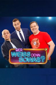Wer weiß denn sowas? – Superhirn Bernhard Hoëcker und Quizmaster Elton mit ihren prominent besetzten Teams um die Wette. Für den fairen Wettstreit zwischen den Teams sorgt wie gewohnt der Meister der skurrilen, unglaublichen und überraschenden Fragen, Moderator Kai Pflaume. Bernhard Hoëcker (l.), Elton (r.) und Kai Pflaume (M.) mit Logo der Sendung.