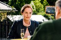 Hubert ohne Staller – Firda Schäfer (Sabine Bach, l.) berichtet Girwidz (Michael Brandner, r.) von ihrer Selbstständigkeit.