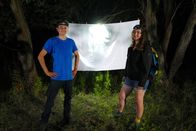 CheXpedition – Kira zeigt Checker Julian, wie Insekten auf Licht reagieren.