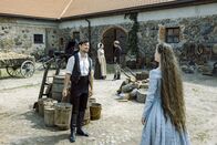Sisi – Herzogin Ludovika und Georg Basselet von La Rosée (Klaus Steinbacher, l.) haben das geplante Pferderennen um Schloss Possenhofen abgesagt. Sisi (Dominique Devenport, r.) stellt ihren Konkurrenten zur Rede. Die Verwendung des sendungsbezogenen Materials ist nur mit dem Hinweis und Verlinkung auf RTL+ gestattet.