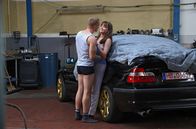 Tatort – Noch ahnen Gheorghe Rusu (Adrian But) und Marie (Luisa Böse) nicht, was es mit dem „geliehenen“ Auto auf sich hat.