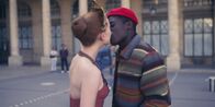 Spellbound - Verzaubert in Paris – Bei all dem Chaos in der Schule ist unklar, ob das zwischen Mia (Abigail O'Regan, l.) und Jack (Sam Darius, r.) wirklich Romantik oder nur ein Liebesfluch ist.