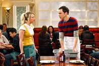 The Big Bang Theory – Im Wissen, dass Einstein einen banalen Job hatte, als er die Relativitätstheorie entwickelte, beschließt Sheldon (Jim Parsons, r.) schließlich, sich einen "primitiven" Job zu suchen und stellt er sich zu Pennys (Kaley Cuoco, l.) Entsetzen kurzerhand selbst in der Cheesecake Facory ein ...