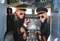 Zum 60. Geburtstag von Hape Kerkeling: Club Las Piranjas – Animateur Edwin (Hape Kerkeling) und Animateurin Biggi (Angelika Milster) freuen sich, ihre Gäste auch auf dem Flug zu begleiten.
