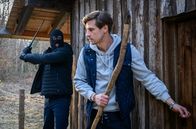 Sturm der Liebe – Beim Versuch, Josie von ihrem Entführer (Thomas Schwendemann, l.) zu befreien, gerät Paul (Sandro Kirtzel, r.) selbst in Gefahr!