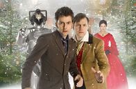 Doctor Who – Doctor Who (David Tennant, r) und Jackson Lake (David Morrissey, 2.v.l) mit Mercy Hartigan (Dervla Kirwan, l)