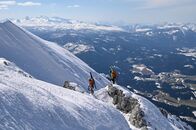 Winter im Ausseerland – Die Bergführer Stefan Leitner (r.) und Rene Guhl begeben sich auf ein außergewöhnliches Skitouren-Abenteuer am Grimming