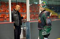 Großstadtrevier – Was verschweigt Crocodiles-Torwart Clemens Frey (Malte Thomsen, r.) seinem Freund Lukas Petersen (Patrick Abozen, l.)?