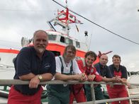Checker Julian – Julian mit der Crew des Rettungskreuzers im Hafen von Borkum.
