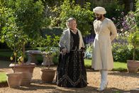 Victoria and Abdul – Queen Victoria (Judi Dench, l.); Abdul Karim (Ali Fazal, r.)