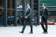 Suits – Mike (Patrick J. Adams, r.) steht vor seinem ersten Pro-Bono-Fall – doch der Prozess stellt ihn vor neue Herausforderungen. Auf Harveys (Gabriel Macht, l.) Rat hin denkt er größer und beginnt, nach weiteren Geschädigten zu suchen.