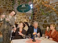 In aller Freundschaft – Charlotte (Ursula Karusseit, 2.v.li.), Otto Stein (Rolf Becker, 2.v.re.) und Barbara (Uta Schorn, re.) nehmen an einer Weinverkostung teil. Nach einer Bemerkung von Otto, stuft der Reiseleiter und Weinverkoster Gero Holler (Wolfgang Lippert, li.) Charlotte als potentielle Großabnehmerin für seinen angepriesenen Wein ein.
