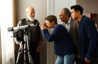 Rentnercops – Reinhard Bielefelder (Bill Mockridge, l.), Vicky Adam (Katja Danowski, 2.v.l.), Klaus Schmitz (Hartmut Volle, 2.v.r.) und Hui Ko (Aaron Le, r.) richten sich in der Ferienwohnung zur Observation ein.