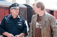 Notruf Hafenkante – Jochen Kreuzer (Patrick von Blume, r.), Leiter des Sozialprojekts "Pauli Biker", berichtet Hans (Bruno F. Apitz, l.) von den finanziellen Problemen des Vereins.