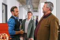 Die Rosenheim-Cops – Tom Brunner (Gabriel Raab, l.) gibt vor den Kommissaren Bach (Patrick Kalupa, M.) und Stadler (Dieter Fischer, r.) zu, eine geheime Beziehung mit seinem Chef gehabt zu haben.