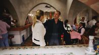 Hawaii Five-0 – Als Danny nach einem Lungenschuss bewusstlos ist, stellt er sich eine Zukunft im gemeinsamen, erfolgreichen Restaurant mit Steve McGarrett (Alex O'Loughlin, r.) vor.