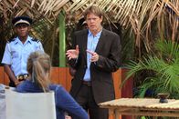 Death in Paradise – Humphrey (Kris Marshall) bei einer Zeugenbefragung.