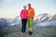 Hoch hinaus – SRF DOK-Serie Hoch hinaus Die Schweiz über 3000 Metern Folge 4 Edith und Martin Lehner haben mit über 50 Jahren einen gemeinsamen Traum verwirklicht: Sie sind die Hüttenwarte auf der Hörnlihütte am Matterhorn. 2022