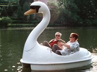 Der zweite Frühling – Beim Bootsausflug wird Barbara (Ursula Karusseit) schnell klar, dass Georg (Michael Degen) so gar nicht zu ihr passt.