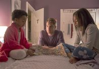 This Is Us - Das ist Leben – Freuen sich über den Besuch von Onkel Kevin (Justin Hartley, M.): Annie (Faithe Herman, l.) und Tess (Eris Baker, r.) ...