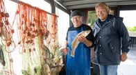 Lecker an Bord – Björn Freitag (r) ist heute auf abenteuerlicher Mission auf dem Ijsselmeer unterwegs: In der Hafenstadt Hindeloopen trifft Björn Fischer Sipke Bootsma.