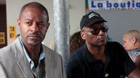 Death in Paradise – Leon Hamilton (Jeff Alexander, l.) soll den Gefangenen Vincent Carter (Colin Salmon, r.) nach Sainte Marie eskortieren.