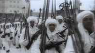 Apokalypse Zweiter Weltkrieg – SCREEN GRAB: Russland, Moskau - Winter 1941: Gut ausgerüstete sibirische Soldaten treffen als Verstärkung in Moskau ein, um Moskau zu retten.