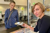 7 Tage ... – Daniela Möllenlamp (re.) und Jenny bei der Ausgabe im Konsumraum.