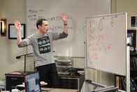 The Big Bang Theory – Ist dazu gezwungen, mit Barry Kripke zusammenzuarbeiten, was ihn in eine Krise stürzt: Sheldon (Jim Parsons) ...
