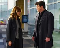 Castle – Sind zwar wieder zusammen, wollen das aber noch vor der Öffentlichkeit geheim halten: Beckett (Stana Katic, l.) und Castle (Nathan Fillion, r.) ...