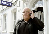 Tatort – hr-fernsehen TATORT: TEUFEL IM LEIB, Kriminalfilm, Deutschland 2004, Regie: Hans-Christoph Blumenberg Uhr. Hauptkommissar Max Palu (Jochen Senf) ermittelt.