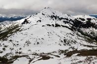 Unter dem Vulkan - Der Mate Grande in Patagonien – Der „Mate Grande“ in der chilenischen Region Aysén, ist ein lange unentdeckter, knapp 5.000 Jahre alter, aber aktiver Vulkan.