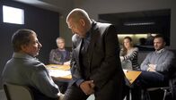 Tatort – Detlev Heller (Steffen Schortie Scheumann, l) gerät ins Visier der Ermittler. Freddy Schenk (Dietmar Bär, M) und Max Ballauf (Klaus J. Behrendt, 2.v.l.) verhören den Schulhausmeister gemeinsam mit Brandkommissar Uwe Schatz (Roland Silbernagl, r).