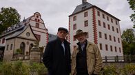 Lesch sieht Schwartz – Immer online, immer unterwegs, nichts verpassen, überall dabei sein - das ist FOMO, die "Fear of Missing Out". Harald Lesch (r.) und Thomas Schwartz (l.) diskutieren die Ursachen dieses psychologischen Phänomens und wie man das Gefühl positiv umlenken kann. Wie befreie ich mich von diesem Druck, und wie kann FOMO zu JOMO werden, der "Joy of Missing Out"? Ist die Religion ein guter Ratgeber?