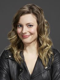 Community – (6. Staffel) - Britta (Gillian Jacobs) versucht sich als Barkeeperin, doch ihr großes Ziel ist es, Psychologin zu werden ...