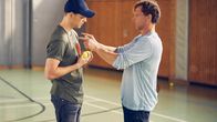 Der Lehrer – Stefan (Hendrik Duryn, r.) will Bastian (Gareth Charles) eine Lektion erteilen. +++ Die Verwendung des sendungsbezogenen Materials ist nur mit dem Hinweis und Verlinkung auf TVNOW gestattet. +++